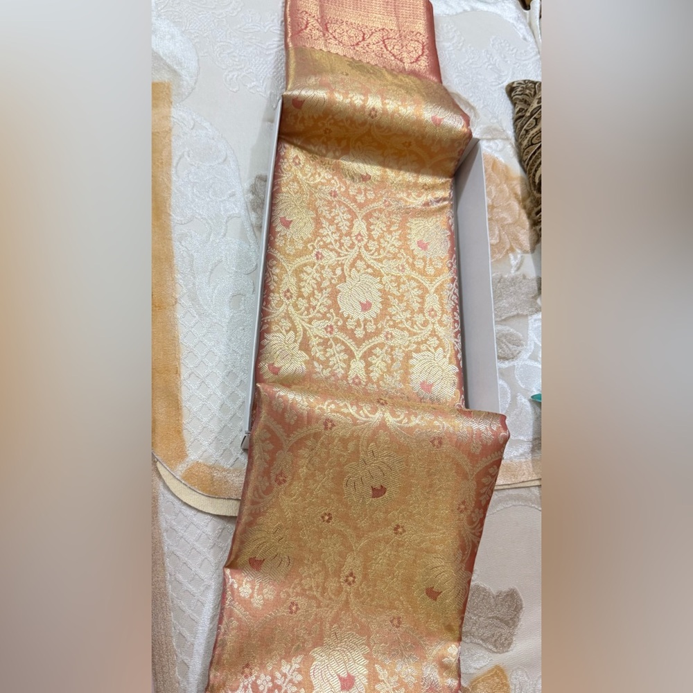 Stunning Pink/Peach and Gold Handwoven Kanjeevaram Silk and Pure Zari Saree - Picture 4 of 16